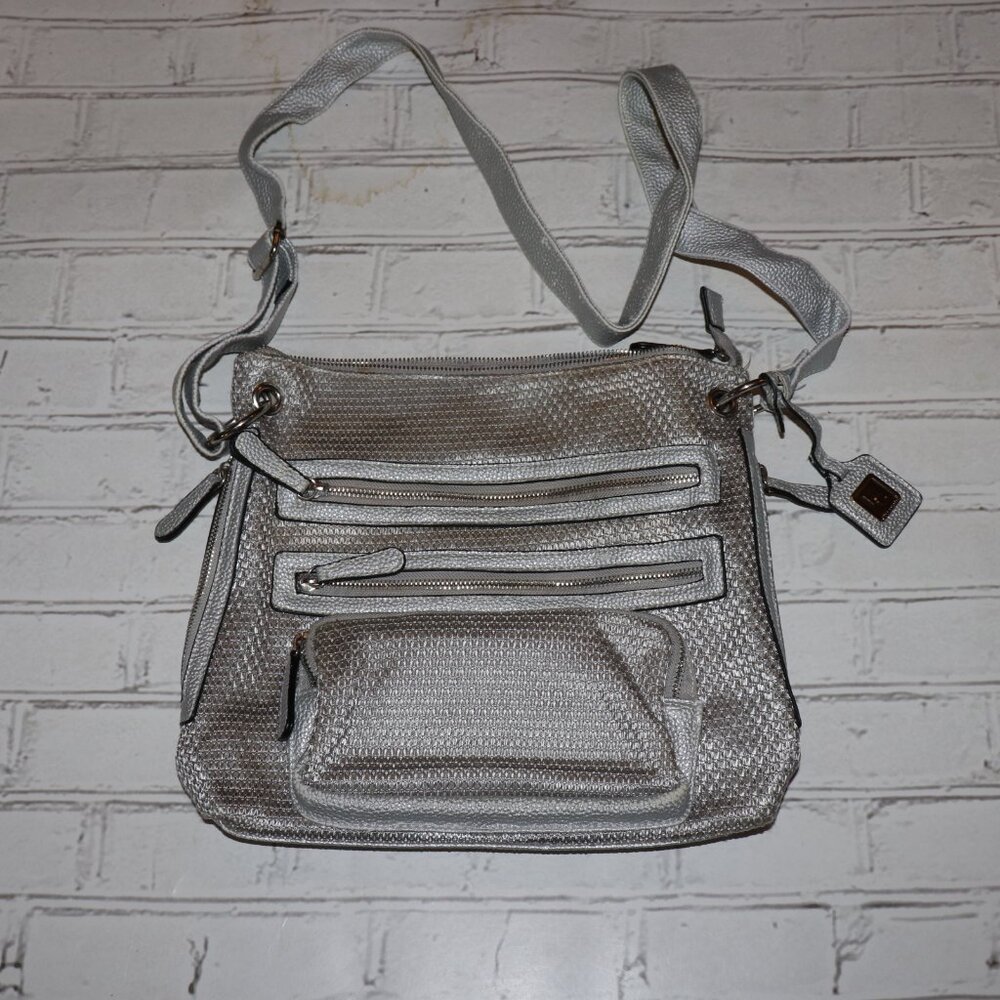 ✨ Falls Creek Silver Crossbody Bag · 12x14" · BN A sleek, practical everyday bag
